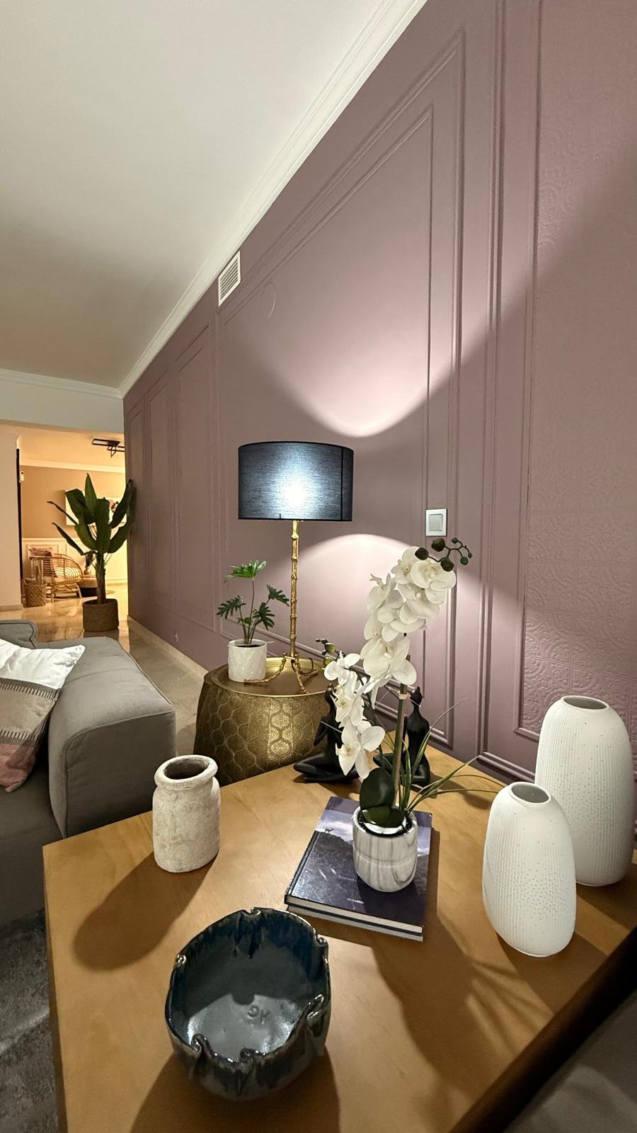 Rincón decorado con lámpara y orquídeas
