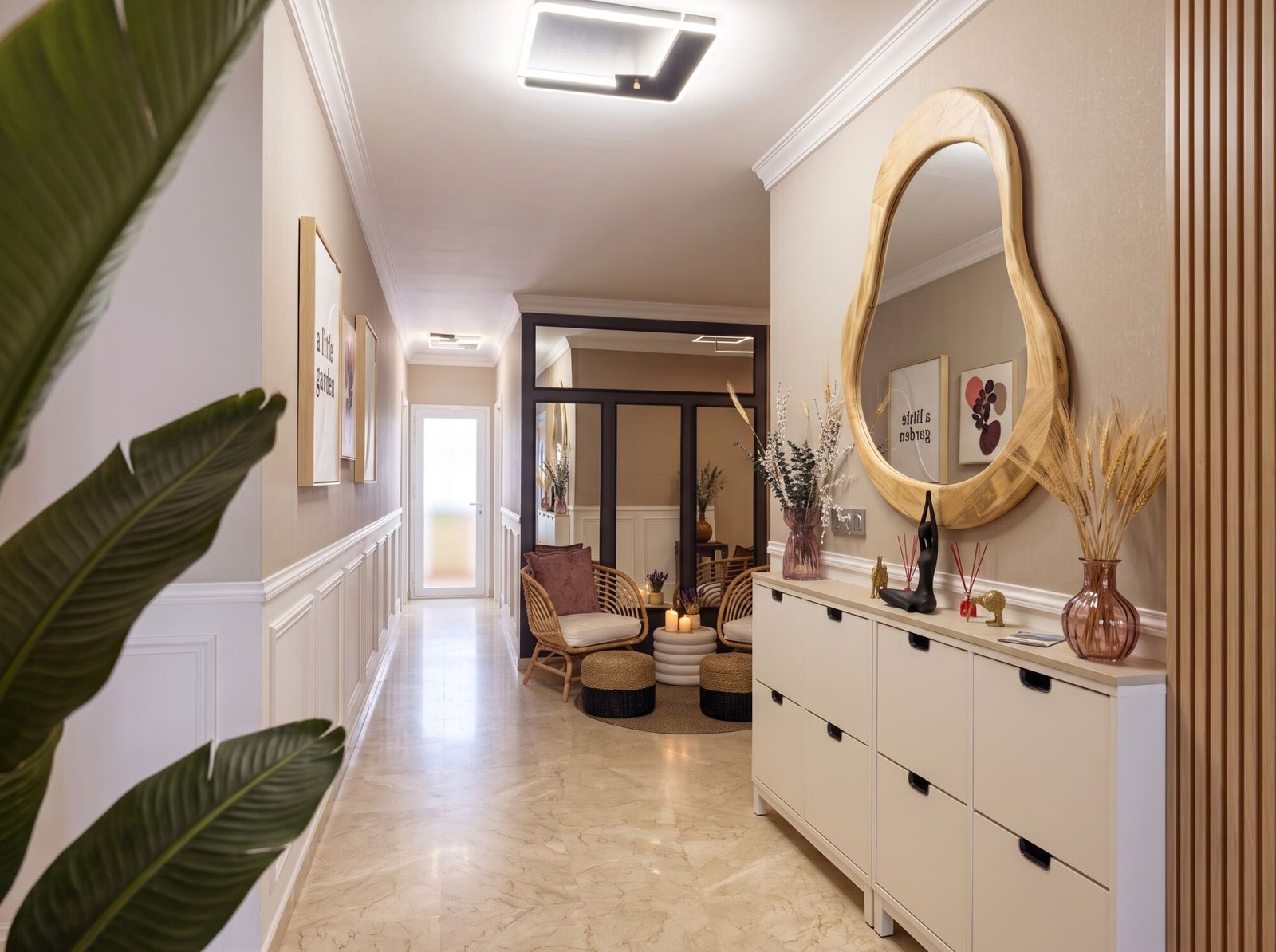 San Roque Club: entrance hall with an organic-shaped mirror, a white shoe cabinet and wooden slats